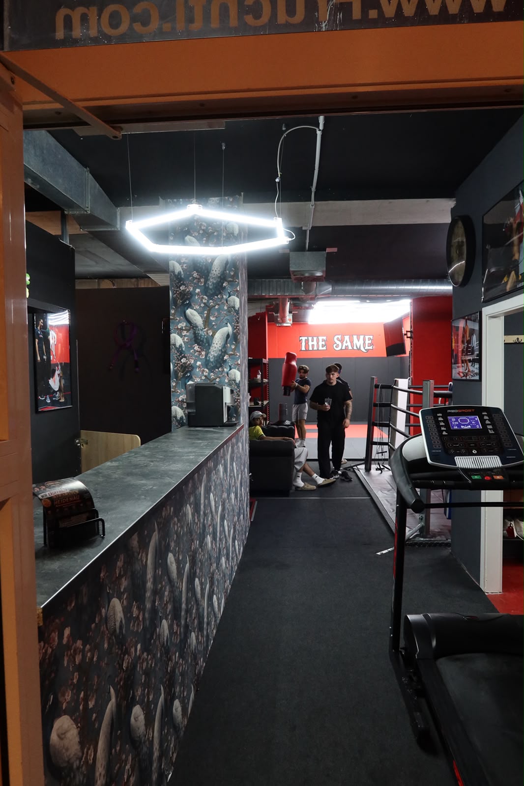 Taifur Gym Eingang und Boxring